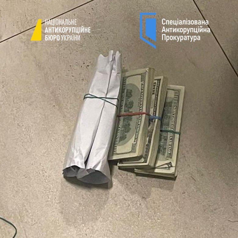 Прокурор та адвокат підбурювали надати 3,5 млн доларів хабаря