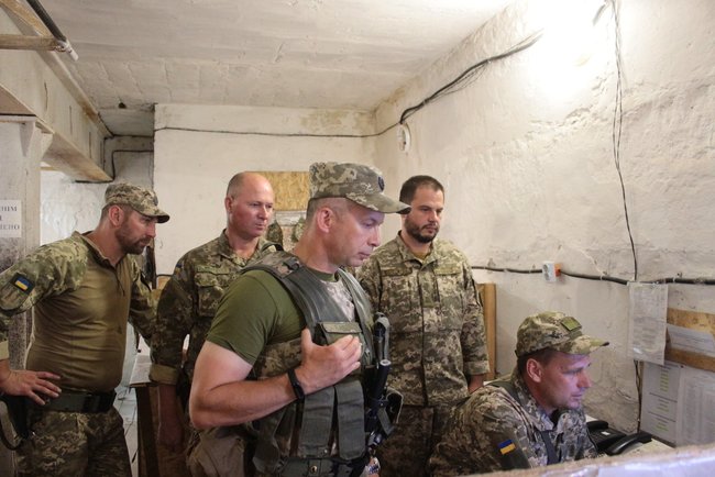 Командувач ООС Сирський перевірив бойові позиції в районі н.п. Піски, - штаб 03