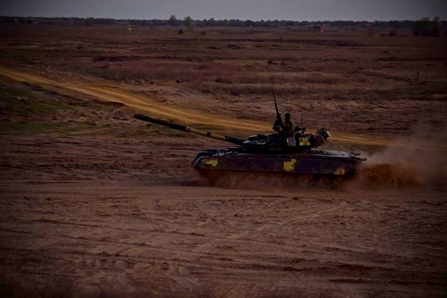 На Херсонщине танковые подразделения 36-й ОБМП провели тактические учения с боевой стрельбой ночью 03