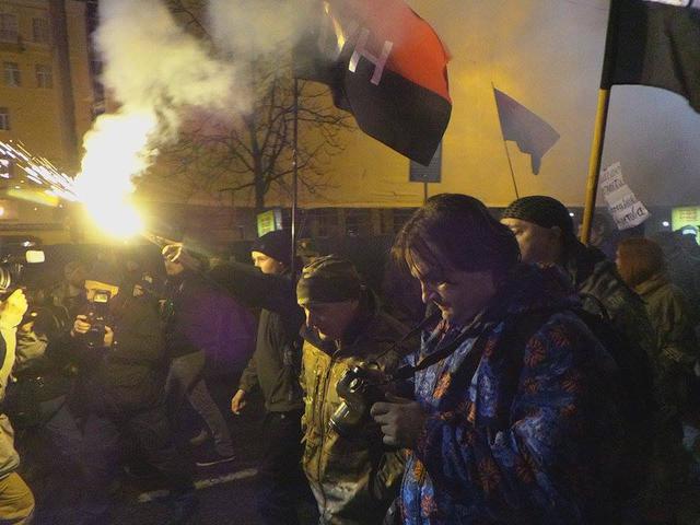 Добровольчий Рух ОУН на честь Дня українського добровольця закидав офіс компанії Ахметова і відділення Альфа-банку камінням (оновлено) 06