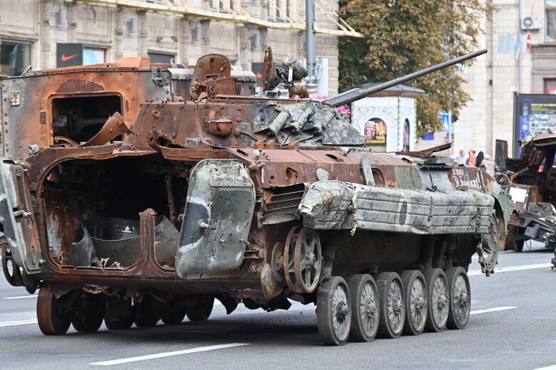 Выставка уничтоженной военной техники РФ на столичном Крещатике 40