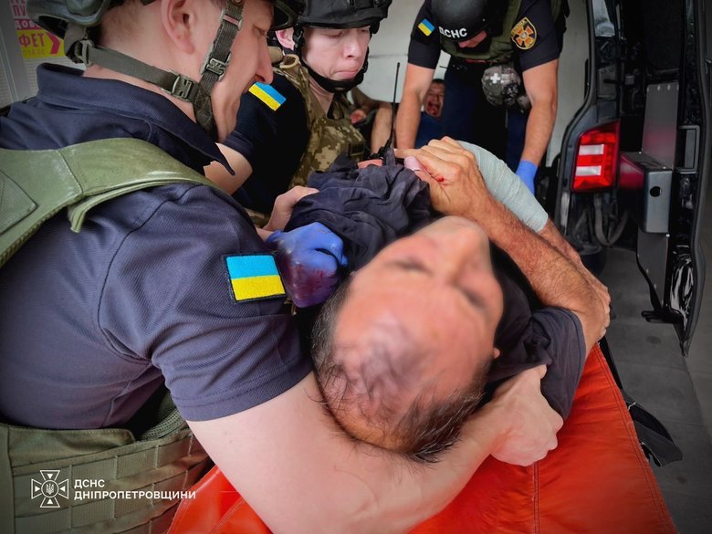 Трое спасателей пострадали в результате российского обстрела в Никопольском районе