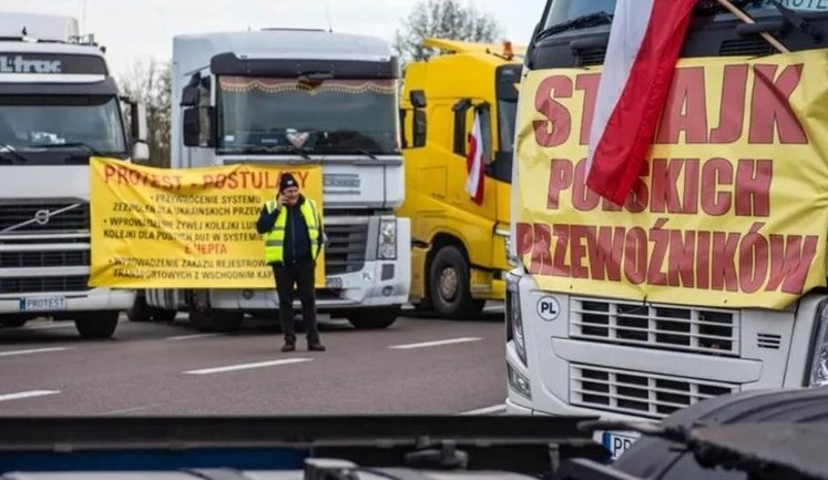 In Poland, they decided to maintain embargo on Ukrainian products, but allowed their transit through country - Ministry of Agriculture