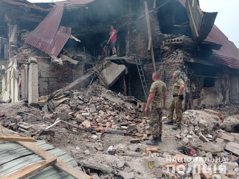 Последствия попадания российской ракеты в жилой дом в Золочеве Харьковской области 04 Последствия попадания российской ракеты в жилой дом в Золочеве Харьковской области 04