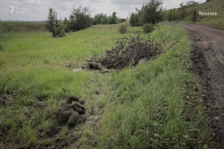 Дорога до визволеного Сторожевого всіяна трупами окупантів і спаленою бронетехнікою, - Reuters 04