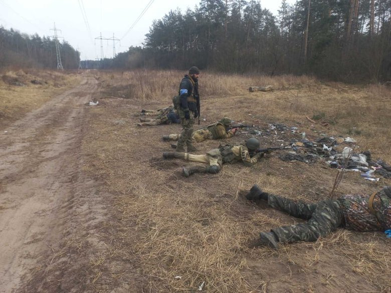 Заступник командира 133-го батальйону тероборони Ігор Кім: Ті, хто має зараз нам допомагати лісом, аби перекривати бліндажі, робити позиції, не розуміють, що завтра-післязавтра росіяни знову можуть зайти за три дні до цих рубежів 04 Заступник командира 133-го батальйону тероборони Ігор Кім: Ті, хто має зараз нам допомагати лісом, аби перекривати бліндажі, робити позиції, не розуміють, що завтра-післязавтра росіяни знову можуть зайти за три дні до цих рубежів 04