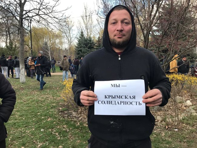 Папірців боїтеся? - окупанти затримали учасника флешмобу на підтримку заарештованих кримськотатарських активістів Таїра Ібрагімова 12