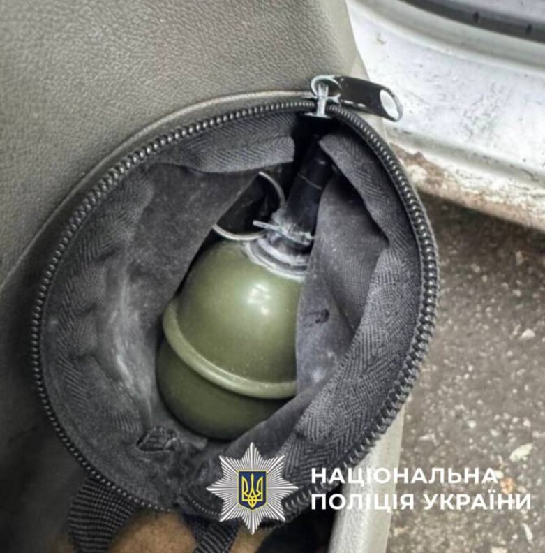 У Києві іноземці з гранатою змусили перехожого переказати 5 тисяч гривень