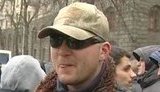 "Регионалов" и коммунистов охраняют митингующие евроинтеграторы спортивной наружности и десяток автозаков. ВИДЕО