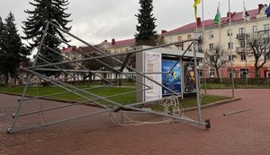 У Чернігові повалили Ханукальну менору: невідомі залишили дискримінаційний напис. ВIДЕО