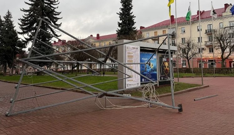 У Чернігові повалили Ханукальну менору: невідомі залишили дискримінаційний напис. ВIДЕО