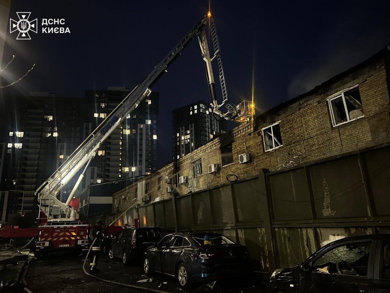 Ракетна атака спричинила пожежі та руйнування у кількох районах Києва
