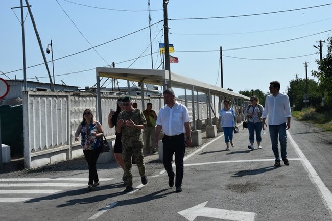 КПВВ Гнутово в районе проведения ООС посетила официальная делегация из Грузии 04
