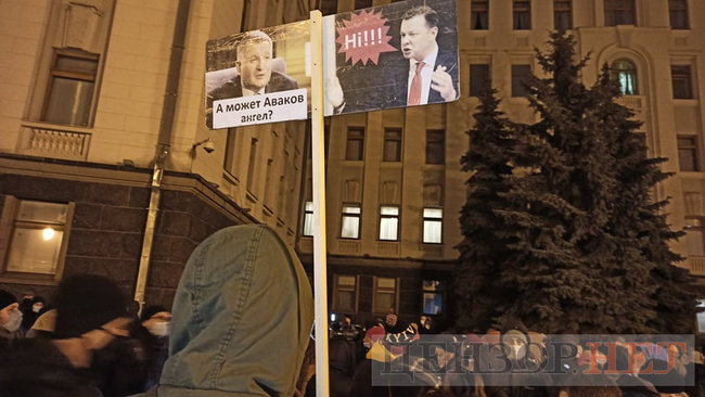 Фаєри, феєрверки і розбите скло, - під Офісом Президента відбулася акція на підтримку Стерненка 03 Фаєри, феєрверки і розбите скло, - під Офісом Президента відбулася акція на підтримку Стерненка 03