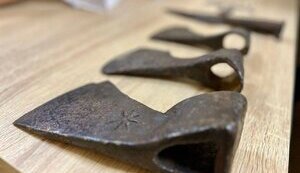 Таможня передала музею старинное оружие и монеты, которые пытались вывезти в Европу. ФОТОРЕПОРТАЖ