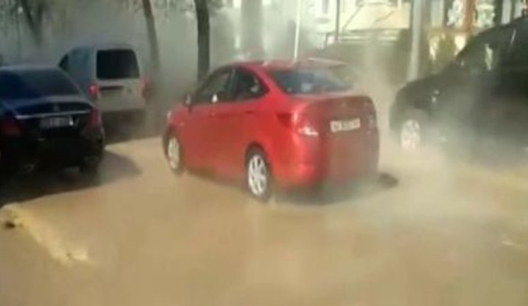 У центрі Києва через прорив труби залило гарячою водою вулицю в районі станції метро "Олімпійська". ВIДЕО