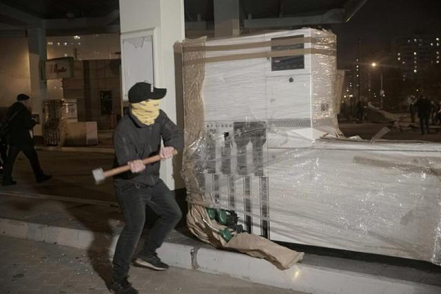 Національний корпус і жителі столичних Позняків розгромили недобудовану АЗС. Виникли сутички з поліцією 03