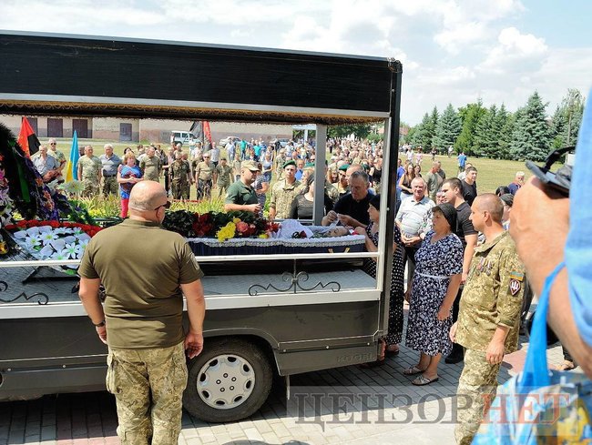 На похороні комвзводу батальйону 24-ї ОМБр Олександра Бардалима мер міста говорив про братовбивчу війну і необхідність домовлятися. Ветерани та громадськість вимагають вибачень 03
