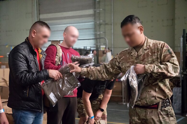 видача форми та спорядження військовим що прибули до Британії