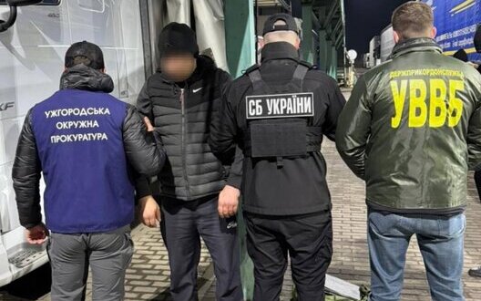 Водій вантажівки хотів переправити ухилянта