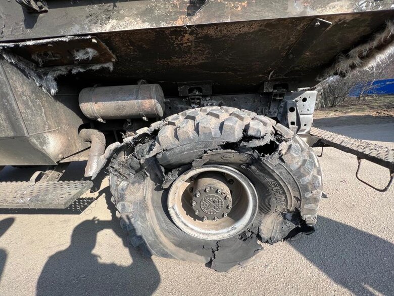 Бронеавтомобіль українського виробництва Варта витримав близьке влучання ворожого снаряду 06
