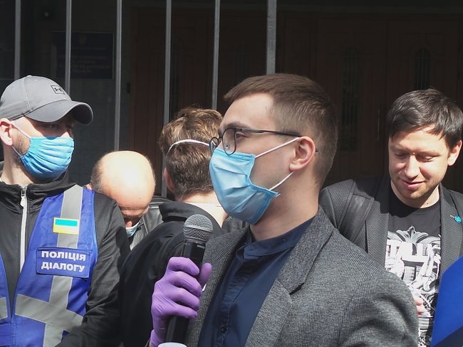 Под столичным СБУ проходит акция Руки прочь от Стерненко из-за вероятного объявления подозрения активисту 15
