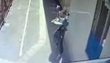 Невідомий увірвався із сокирою до будівлі синагоги в Маріуполі, нападника вдалося роззброїти. ВIДЕО