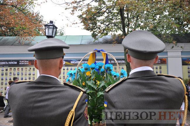 Антивандальний термінал памяті всіх загиблих у війні з РФ відкрили в Києві біля Стіни памяті 30