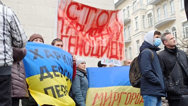 Кінець епохи бідності - початок епохи злиднів: мітингувальники протестують під ОП проти підвищення тарифів, планують відвезти Зеленському платіжки 17