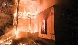 Нічна атака на Київську область: загиблий, руйнування і перебої з рухом потягів