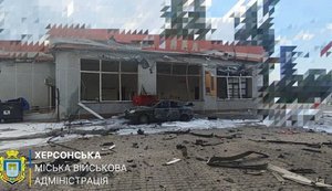 Российский дрон атаковал Центральный рынок в Херсоне: ранены три человека. ФОТОРЕПОРТАЖ