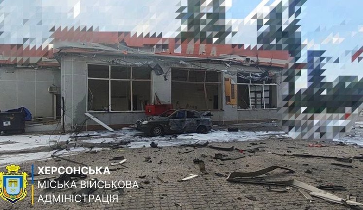 Российский дрон атаковал Центральный рынок в Херсоне: ранены три человека. ФОТОРЕПОРТАЖ