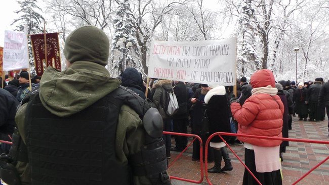 Верующие УПЦ МП пришли молиться под Раду 01