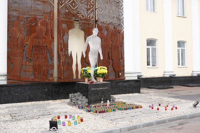 Неизвестный повредил памятник Героям Небесной Сотни в Житомире. Полиция устанавливает личность вандала 01