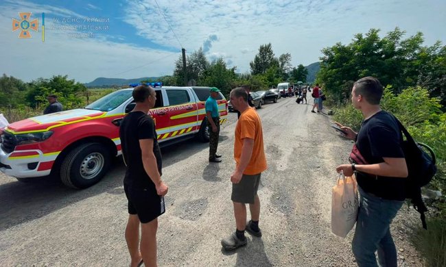 Поїзд зіткнувся з вантажівкою на Закарпатті: пятеро постраждалих 08