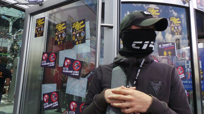 Российский бизнес продолжает функционировать в Украине, - активисты пикетируют киевский ТРЦ Ocean Plaza (обновлено) 02