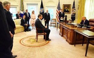 Захарова "пожартувала" над знімком із зустрічі президента Сербії Вучича з Трампом, в Белграді відповіли різко. ФОТО