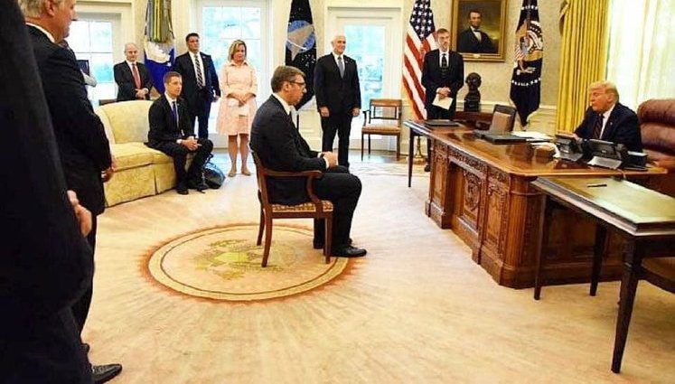 Захарова "пожартувала" над знімком із зустрічі президента Сербії Вучича з Трампом, в Белграді відповіли різко. ФОТО