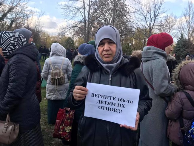 Папірців боїтеся? - окупанти затримали учасника флешмобу на підтримку заарештованих кримськотатарських активістів Таїра Ібрагімова 03