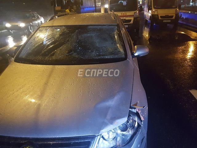 Автомобиль насмерть сбил водителя троллейбуса в Киеве 03 Автомобиль насмерть сбил водителя троллейбуса в Киеве 03