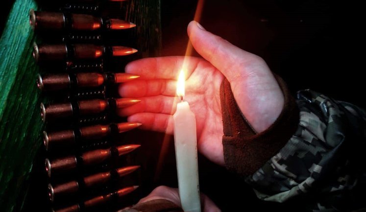Свічки в пам’ять про жертв Голодомору запалили українські бійці на передовій. ФОТОрепортаж