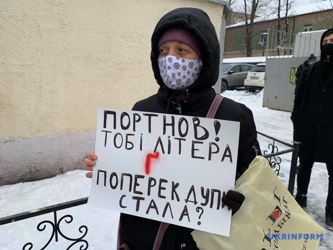 Позор ОАСК, Ироды в мантиях, - под Окружным админсудом прошла акция в поддержку отмененного украинского правописания 01