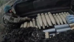 Українські воїни підрозділу "Дніпровські штурмгевери" обстрілюють російські позиції іранськими снарядами із гаубиці Д-30. ВIДЕО