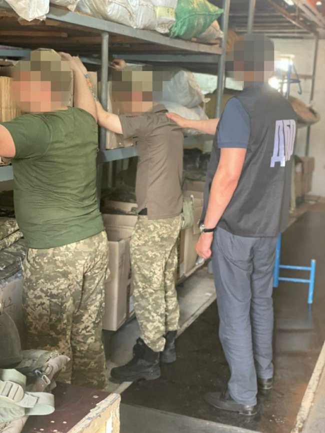 Двое военнослужащих 55-й ОАБр крали со склада и продавали военное имущество, - прокуратура 01