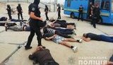 Полицейские задержали около 40 мужчин спортивной внешности, которые с дубинками и оружием собрались возле стройки в Дарницком районе Киева. ФОТОрепортаж