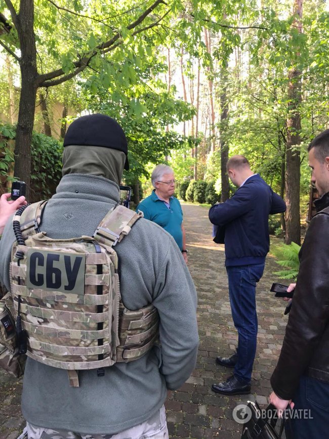 Продовжуючи справу великого жовтня: подробиці обшуків СБУ у Симоненка і КПУ 01