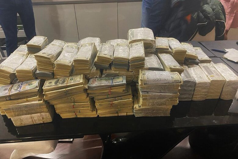 Arms dealers detained in Dnipro and over $5.5m seized from them 09