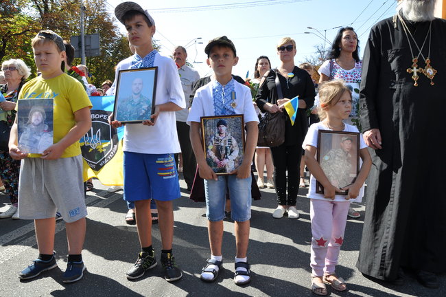 Давно не було таких теплих маршів: тисячі бійців пройшли центром столиці 13