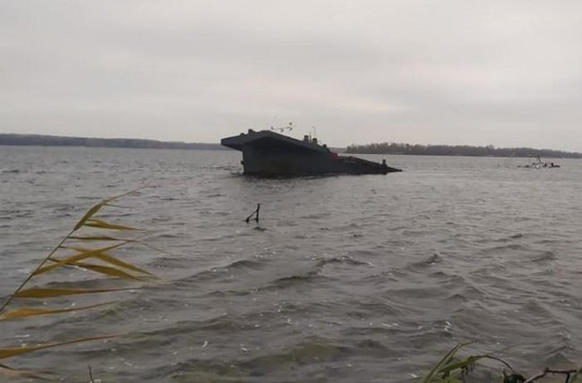 Баржа затонула в Днепре под Запорожьем 01