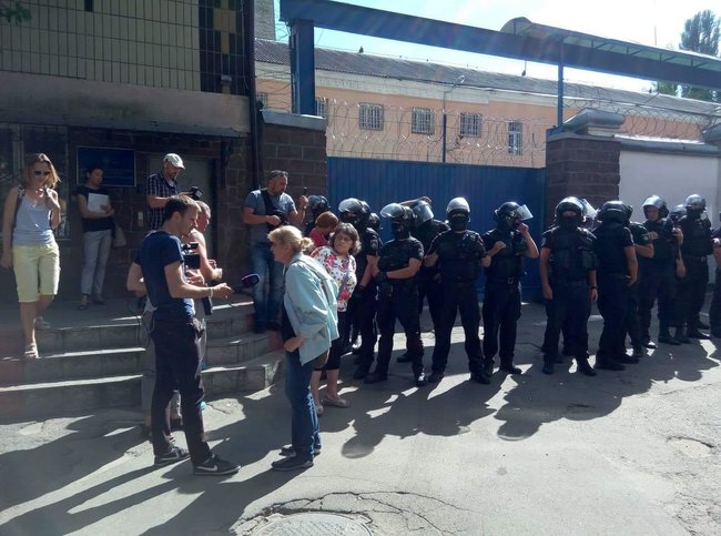 Екс-бійці Торнадо забарикадувалися в камерах Лукянівського СІЗО, працюють спецпризначенці 04